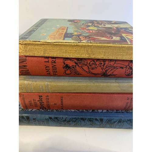 722 - Selection of vintage annuals and childrens books