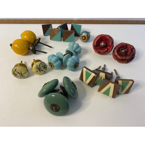 724 - Assortment of decorative drawer knobs