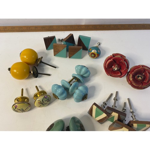 724 - Assortment of decorative drawer knobs