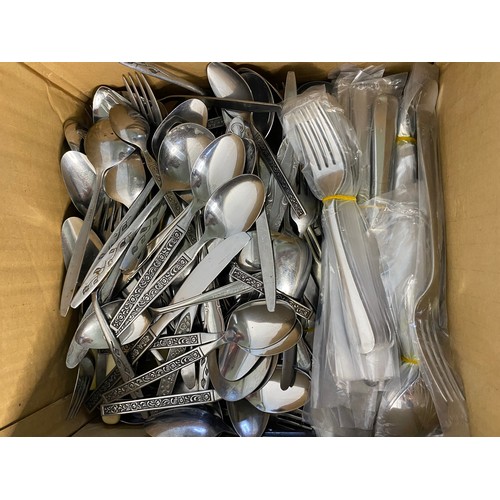 735 - Assortment of vintage and modern cutlery including Viners