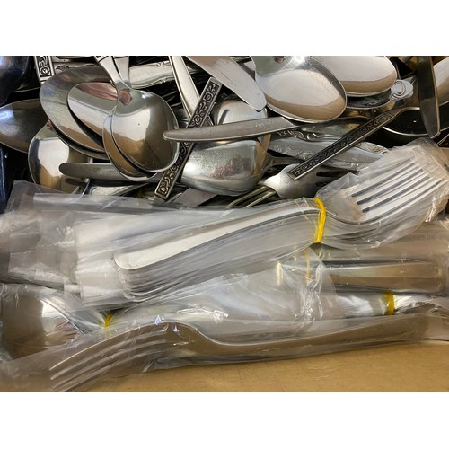 735 - Assortment of vintage and modern cutlery including Viners