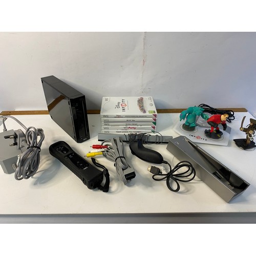 743 - Black Nintendo Wii with games and accessories in working order.