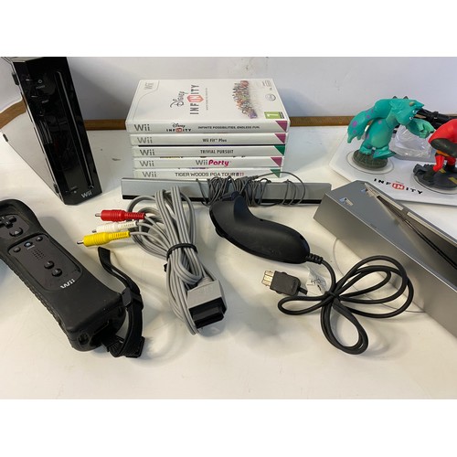 743 - Black Nintendo Wii with games and accessories in working order.