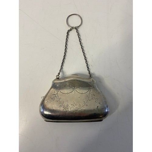 555 - Sterling silver purse with finger strap measuring 69.65 g