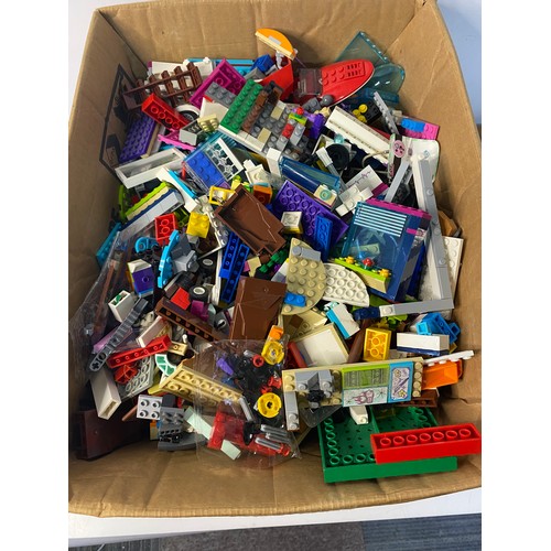 513 - Large box of assorted Lego.