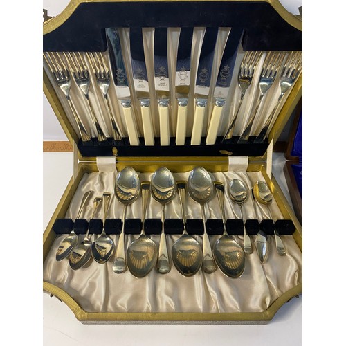 534 - Canteen of cutlery and box of butter knives