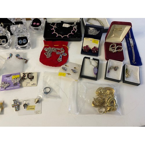 532 - Box of vintage costume jewellery.