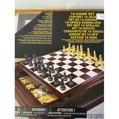 576 - Games compendium including 10 games of Chess, Draughts, Backgammon and more