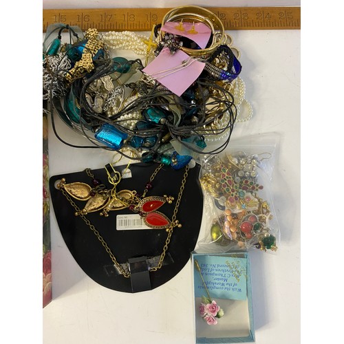 599 - Box of vintage costume jewellery.