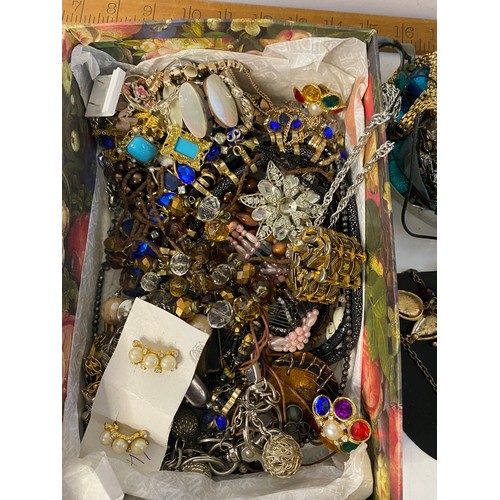 599 - Box of vintage costume jewellery.