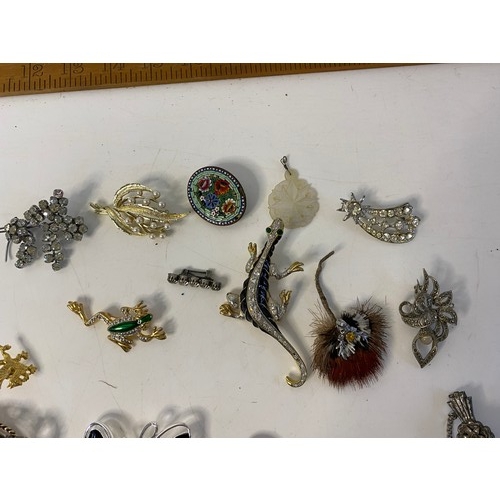 531 - Collection of approximately 20 costume jewellery brooches.