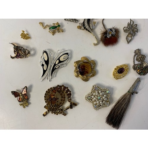 531 - Collection of approximately 20 costume jewellery brooches.