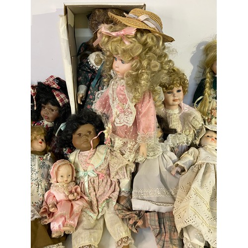 636 - Collection of vintage porcelain dolls ideal for horror themed upcyclling
