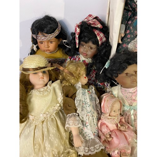 636 - Collection of vintage porcelain dolls ideal for horror themed upcyclling