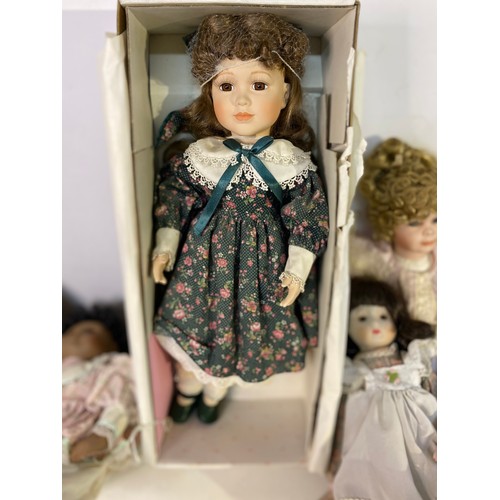 636 - Collection of vintage porcelain dolls ideal for horror themed upcyclling