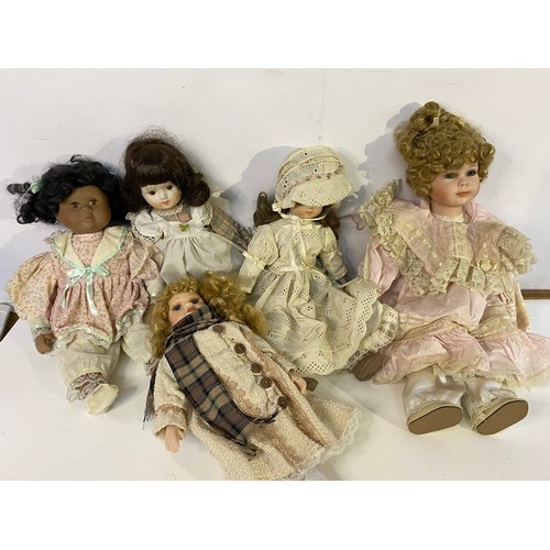 636 - Collection of vintage porcelain dolls ideal for horror themed upcyclling