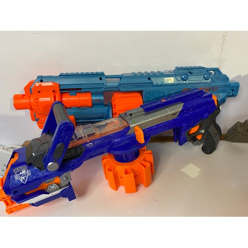 644 - Large selection of Nerf guns and accessories including 22 guns, box of darts and extra clips