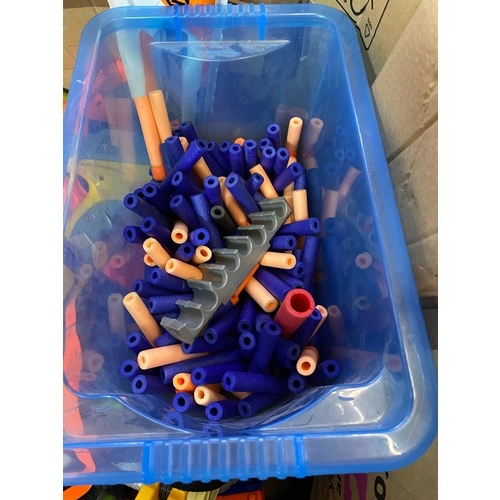 644 - Large selection of Nerf guns and accessories including 22 guns, box of darts and extra clips