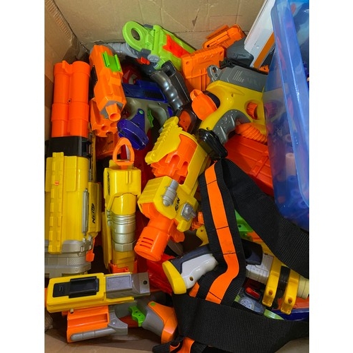 644 - Large selection of Nerf guns and accessories including 22 guns, box of darts and extra clips