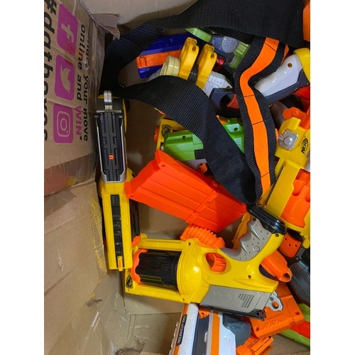 644 - Large selection of Nerf guns and accessories including 22 guns, box of darts and extra clips