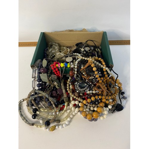 8 - Selection of vintage costume jewellery