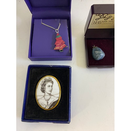 30 - Selection of costume jewellery