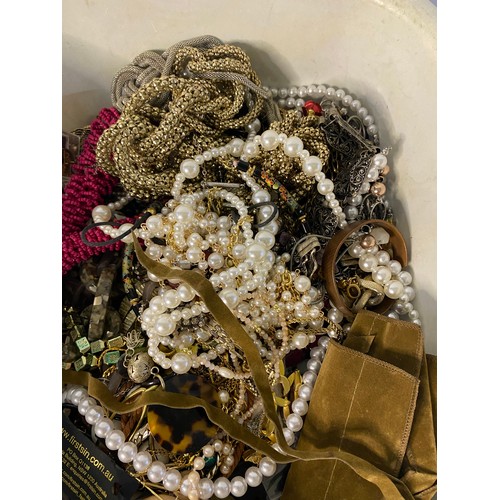 30 - Selection of costume jewellery