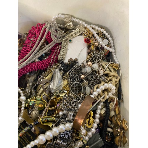 30 - Selection of costume jewellery