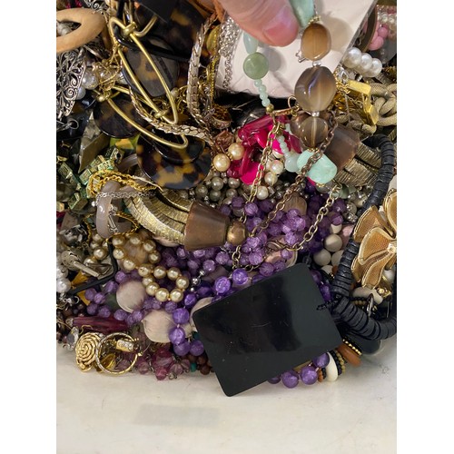 30 - Selection of costume jewellery