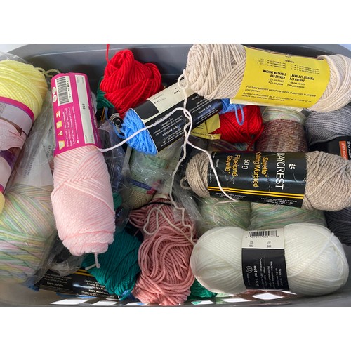 34 - Selection of knitting wool in mixed colours