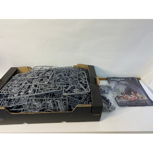 52 - Collection of Warhammer figures loose or on sheets