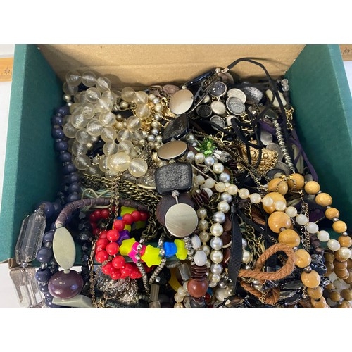 8 - Selection of vintage costume jewellery