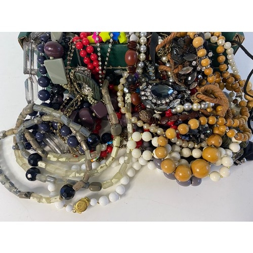 8 - Selection of vintage costume jewellery