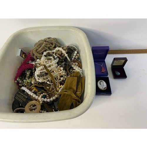 30 - Selection of costume jewellery