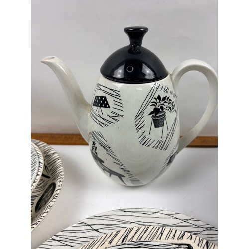 835 - Selection of dinner ware from Ridgway Potteries Ltd. 