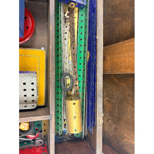 934 - Vintage wooden box filled with Meccano and instruction book