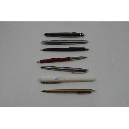 8 - Selection of vintage fountain and ballpoint pens from Parker, Papermate and Cross