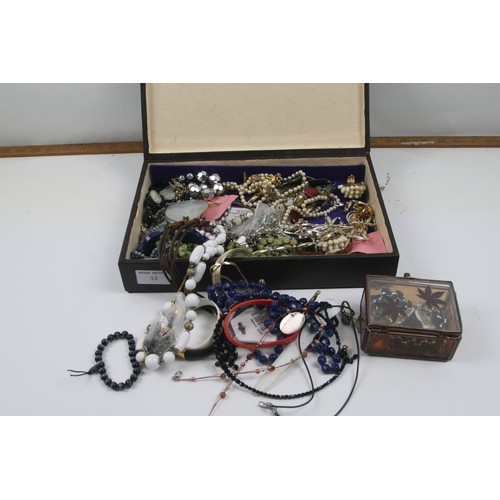 13 - Selection of vintage costume jewellery