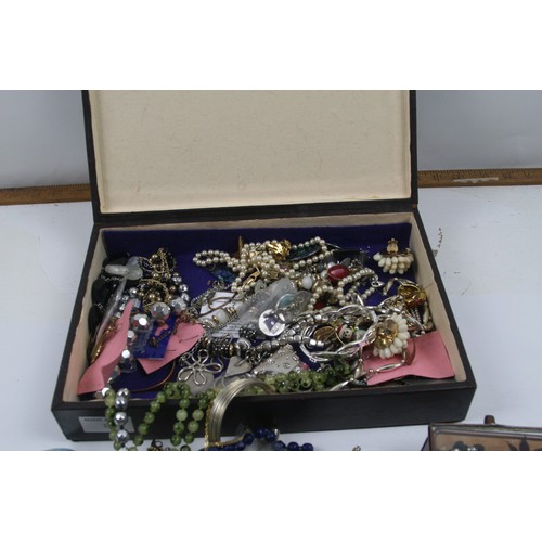 13 - Selection of vintage costume jewellery