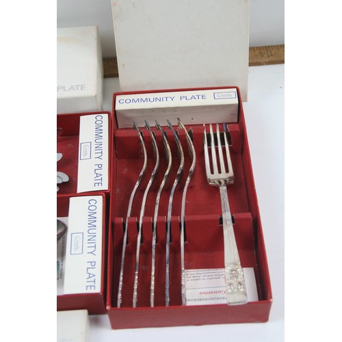 30 - Oneida community plate/ silver plate selection of cutlery
