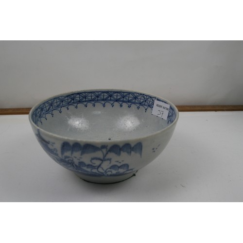 37 - 18th century chinoiserie design bowl by either Caughley, Worcester or Pearlware
