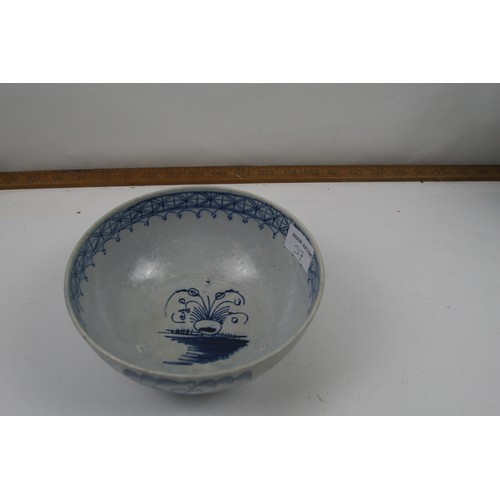 37 - 18th century chinoiserie design bowl by either Caughley, Worcester or Pearlware