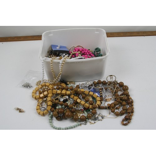 40 - Selection of vintage costume jewellery