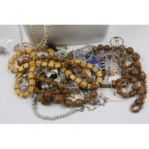 40 - Selection of vintage costume jewellery