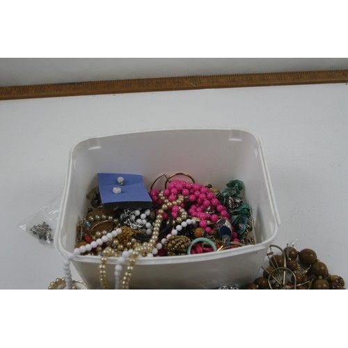 40 - Selection of vintage costume jewellery