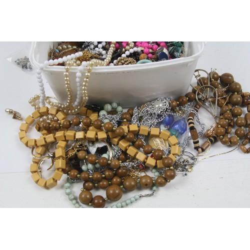 40 - Selection of vintage costume jewellery