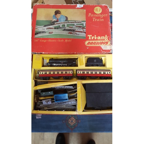 304 - TRI-ANG PASSENGER TRAIN SET