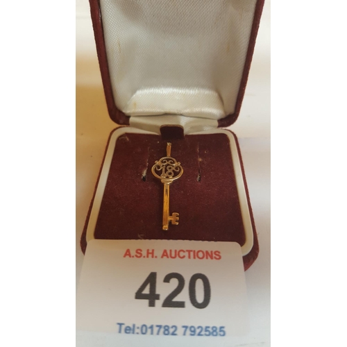 420 - 9ct GOLD PENDANT