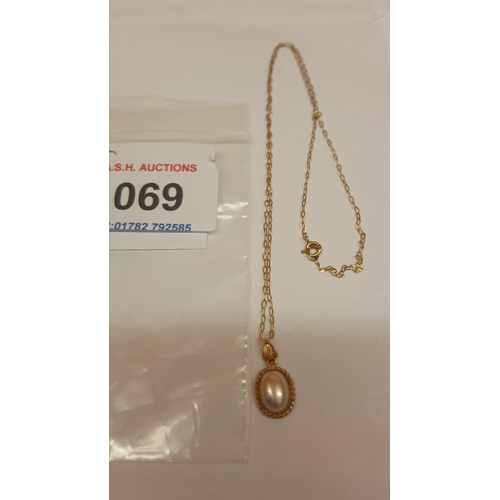 69 - 9ct GOLD  (375) LOCKET On CHAIN