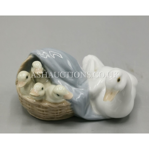 60C - LLADRO MODEL OF DUCKS & DUCKLINGS (Original Box)